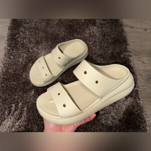 Crocs classic crush Sandal in the shade “Bone” women’s 8